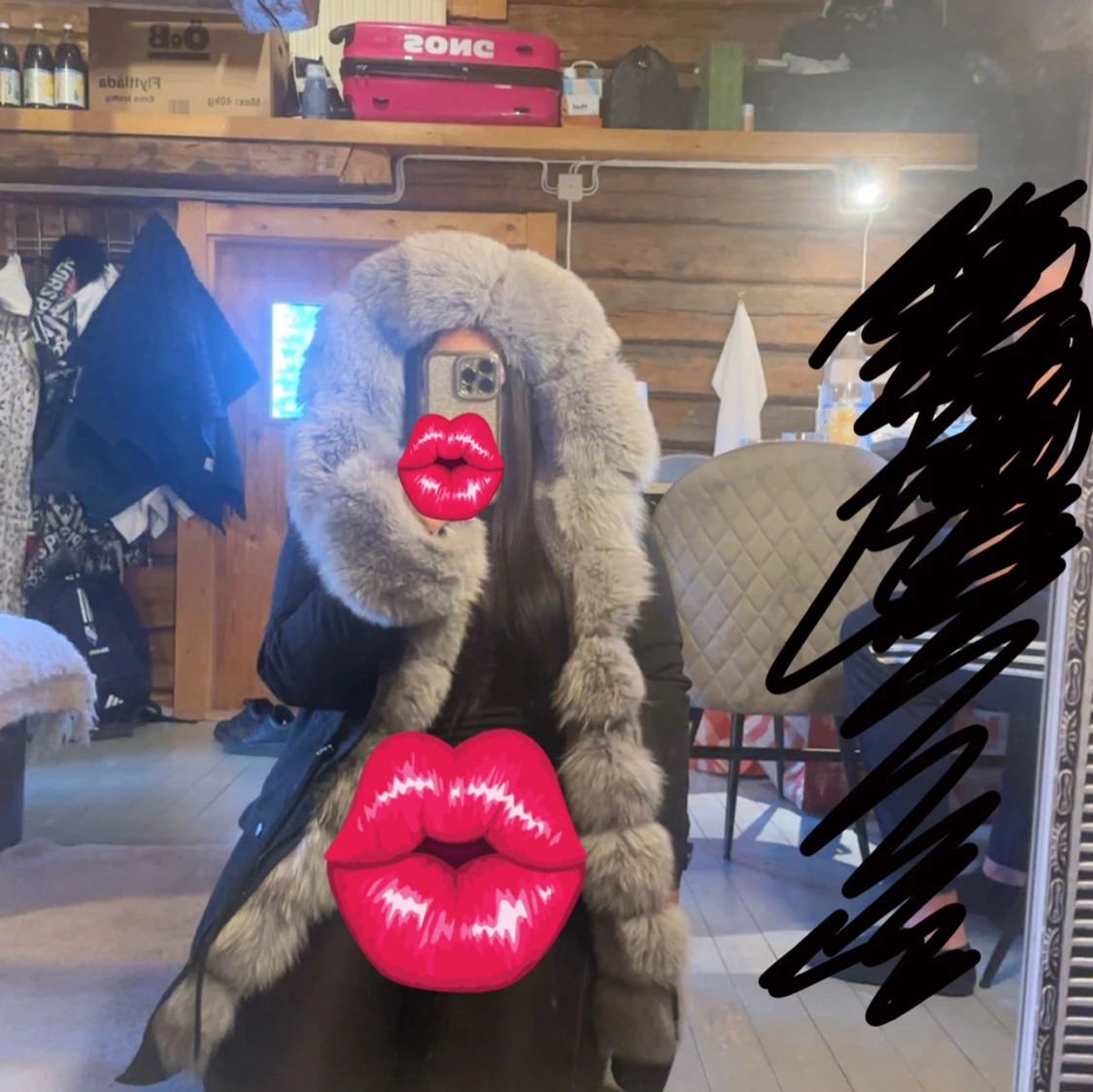 Svart pälsjacka med fluffig grå päls - 1