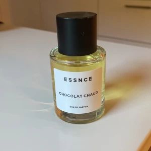 Essnce Chocolat Chaud parfym - Upptäck ESSNCE Chocolat Chaud Eau de Parfum – en stilren parfym med modern känsla. Perfekt för dig som vill sticka ut med något unikt. Provade bara 2 gånger / passar inte till mig 😊