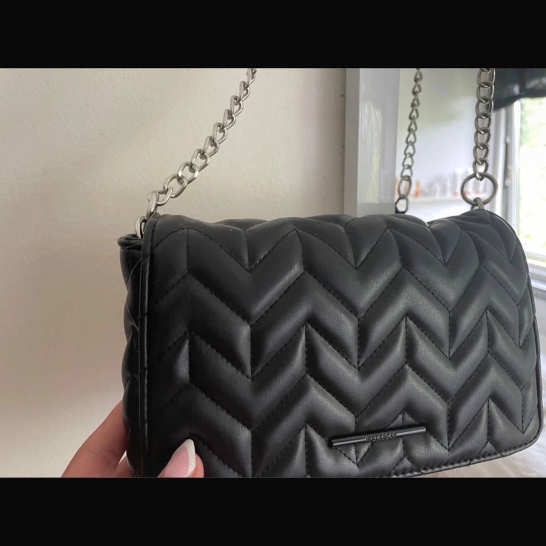 Svart quiltad axelväska från pull and bear - 1