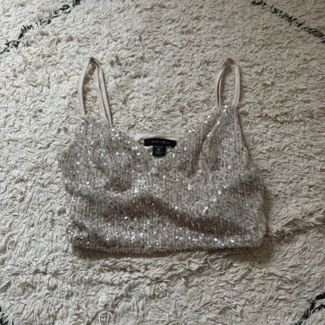 Glittrig paljettopp från Amisu XS