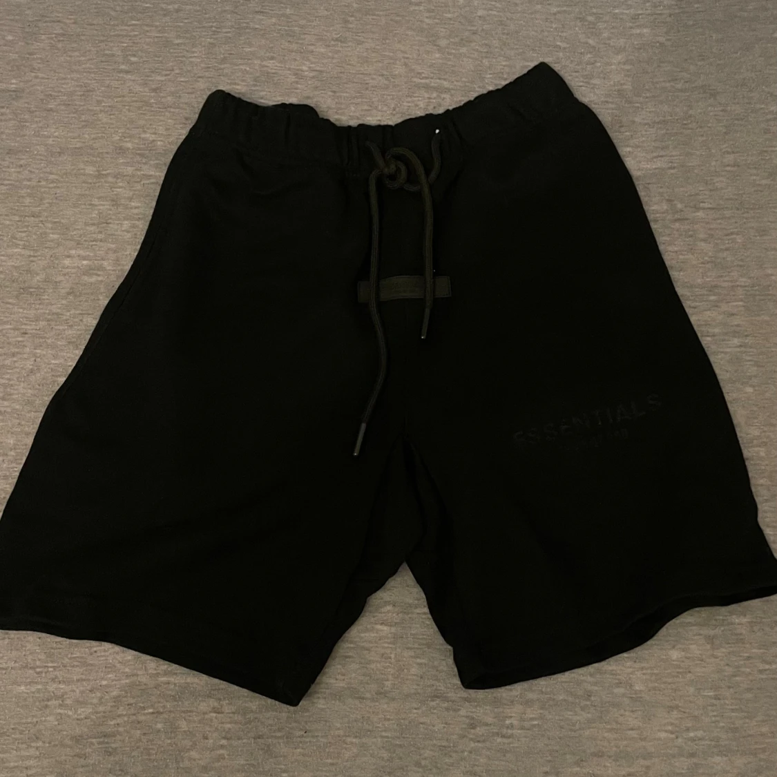 Svarta Essentials shorts med snörning