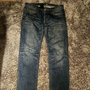 Dior hedi slimane ”clawmark” - Säljer dessa riktigt populära clawmark jeansen från dior designade av hedi slimane. Dem är i storlek 30 och midjan är 40cm. Är fortf lite fast med dem så tar bara emot pengar och priset är rätt så fast. 