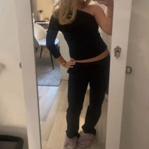 Lågmidjade Kostym byxor  - Lågmidjade, svarta kostym byxor från bikbok i storlek 36🩷Bra skick inga jätte tydliga tecken på användning🩷