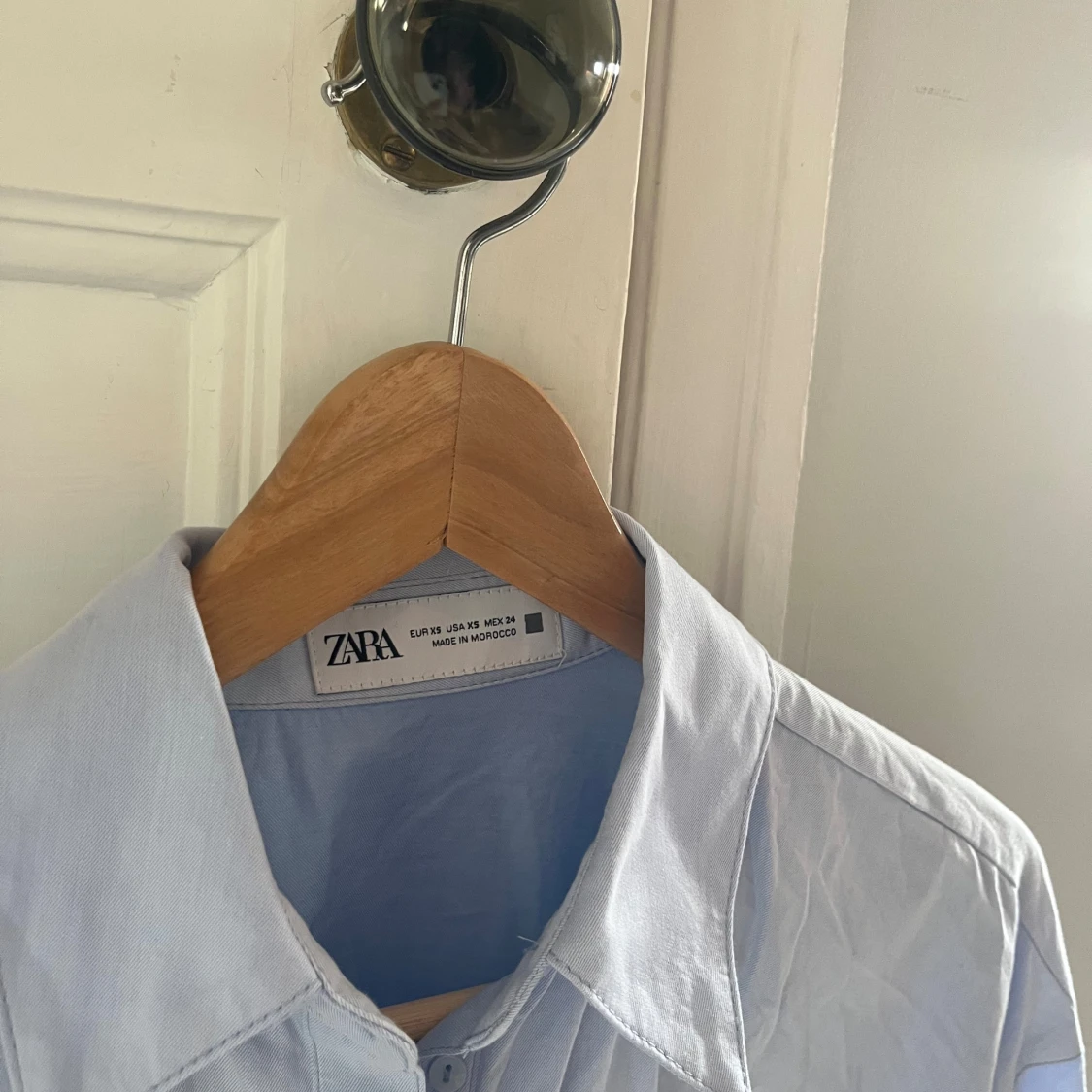 Ljusblå skjorta med knappar från Zara XS - 3