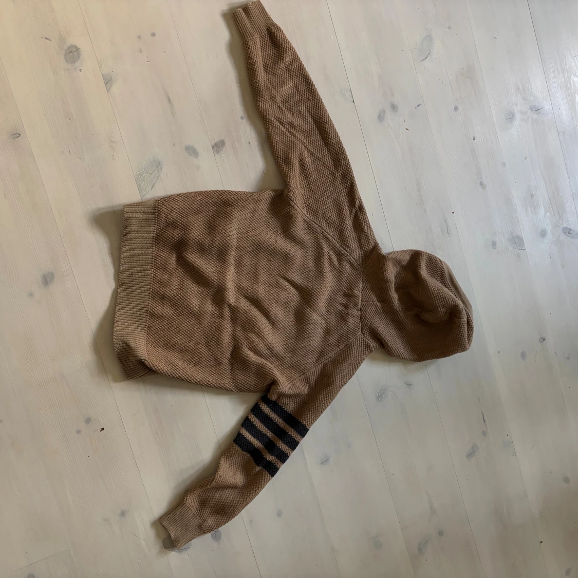 Beige hoodie med ränder - 1