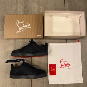 Louboutin skor herr mörkblå - Snygga Louboutin skor perfekt till vintern.