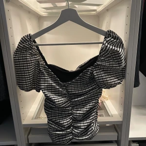 Fest topp från mango - Säljer denna fina topp från mango! Storlek XS❤️