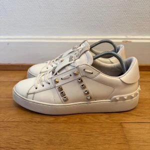 Valentino rockstud sneakers  - Säljer nu dessa fina valentino skor | Fint skick | Storlek 38 | Kommer med äkthetsbevis | Hör gärna av er vid frågor eller funderingar 