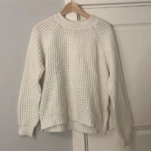 Vit stickad tröja  - Supermysig vit stickad tröja från 157 i storlek XS. Säljer då den inte kommer till användning!