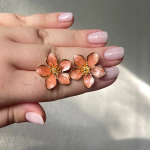 Blomsterörhängen  - Superfina orange blomsterörhängen! Erbjuder 20% rabatt vid köp av två artiklar så kika gärna in mina saker! 🫶🏼