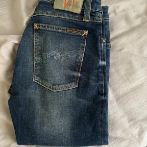 Mörkblå jeans från Nudie Jeans Co 28/32 - Snygga jeans som tyvärr längre inte passar mig i bredden och jag är 1,75. Jeansen har snygg tvätt och är i bra skick. Hör av er vid frågor!