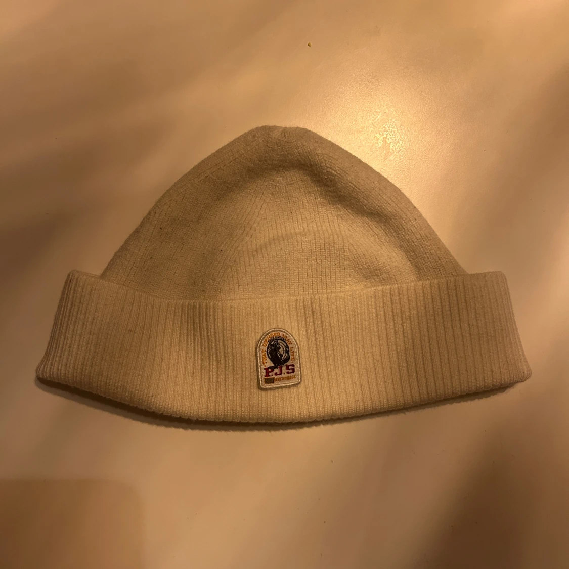 Vit ribbad mössa från Parajumpers