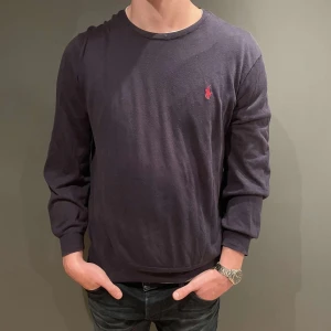 Ralph Lauren stickad tröja  - Säljer nu denna sjukt snygga tröja från Ralph Lauren i grymt bra skick. Tröjan är i storlek L. Referens- killen på bilden är 188 och väger 80 kg! Hör gärna av dig vid frågor och funderingar 😃