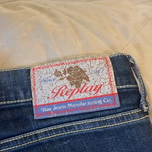 Vintage replay low waisted jeans  - Mörkblå vintage low waist replay jeans, bra skick men slitning längs ner men inte så synligt, lite större i midjan så skulle säga mellan M, köptes för 1299 säljs för 700, pris kan diskuteras 