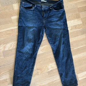 Levi's Boyfriend Jeans W32 L27 - Mörkblå boyfriend jeans från Levi's i klassisk denim med raka ben och avslappnad passform. Snygga kontrastsömmar och femficksmodell. 