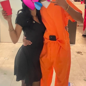 Halloween kostym Polis - Poliskostym som kommer med hatt, bälte och klänning. Klänningen är en miniklänning men inte för kort! Använd en gång, precis som ny. Kommer i originalförpackning.  Nypris: 300kr👮🏽‍♀️