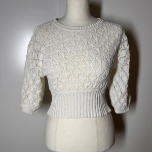 Virkad topp med trekvartsärm bikbok  - Virkad topp med trekvartsärm från bikbok i storlek  xs.  Köp sker via köp nu, jag postar inom 24h. Kvar tills markerad såld 