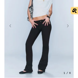 Svarta bootcut jeans Cheap Monday - Svarta jeans från Cheap Monday med bootcut-modell och låg midja. Dom är tyvärr för små för mig!