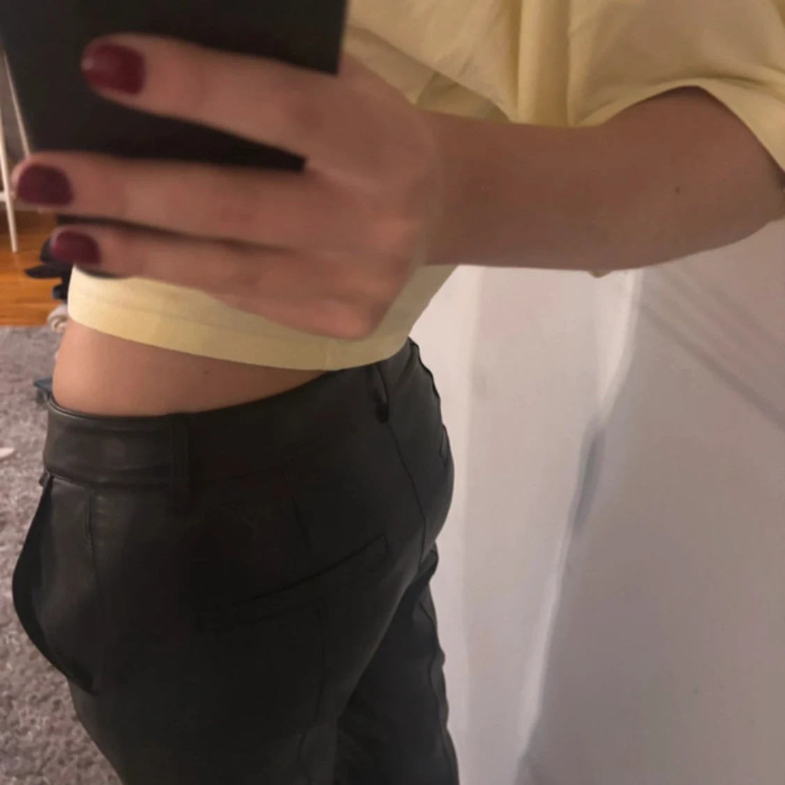 Svarta kostymbyxor i skinnimitation