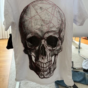 Vit Philipp Plein t-shirt - Philipp plein t shirt med dödskalle. Endast använd 1-2 gånger, skick 10/10. Size M. Om du har fler frågor eller är intresserad, skriv privat 