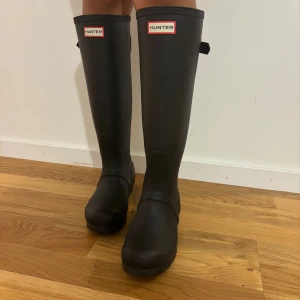 Hunter Stövlar  - Säljer mina Hunter Stövlar, dom är Oanvända från mig, jag köpte dom på Vinted, men dom är för små. Så i storleken är dom lite mindre. Detta är Storlek 36. 