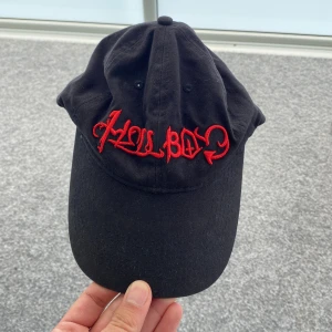 Lil Peep HELLBOY Ball Cap - Lil Peep HELLBOY Ball Cap. Jättebra skick. Onesize. Officiell merch. Hör av er vid eventuella frågor!!