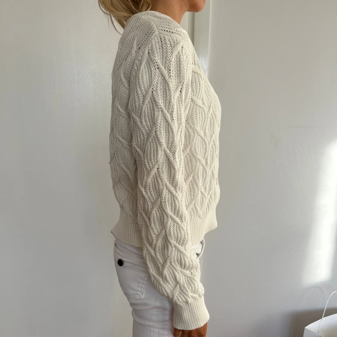 Vit kabelstickad kofta från Soaked - 4