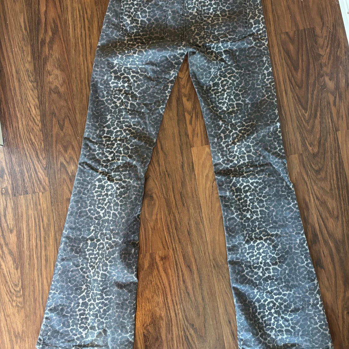 Leopardmönstrade bootcut jeans - 1