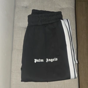 Byxor palm angelss - Svarta mjukisbyxor bra pris priset kan diskuteras helt nya. Skickas efter 1 till 2 dagar max.