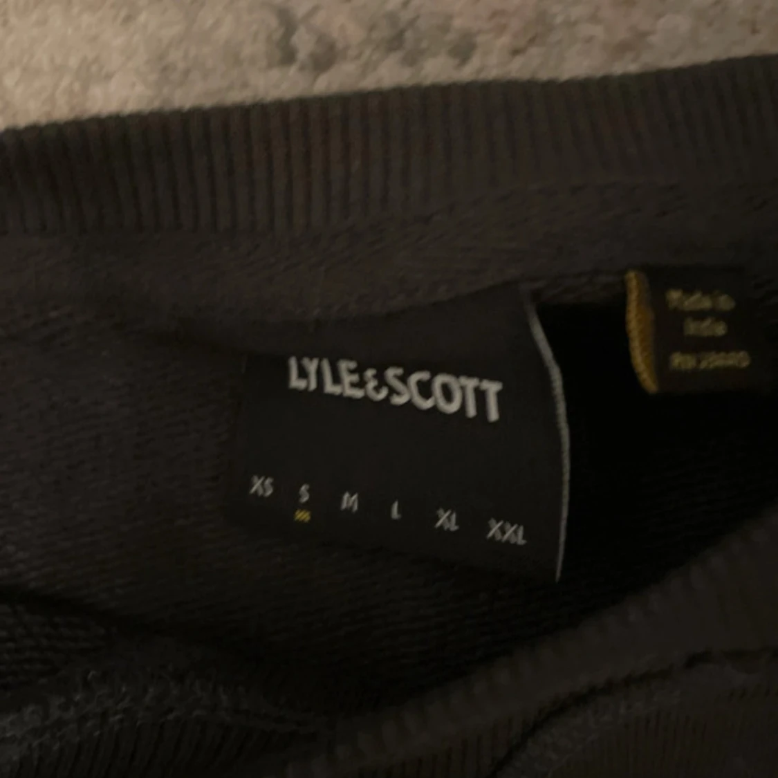 Mörkgrå sweatshirt från Lyle & Scott - 2