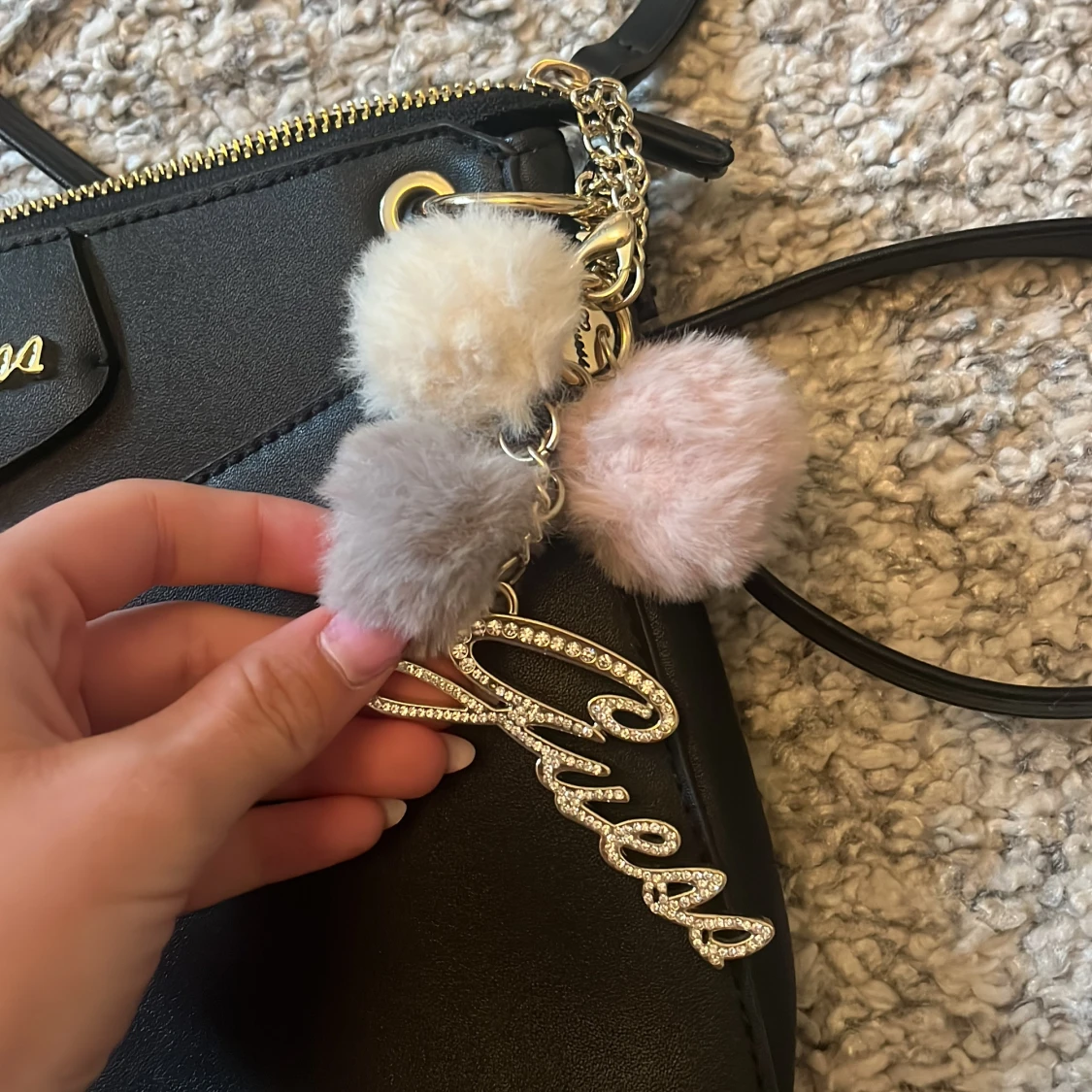 Svart axelväska från Guess med pompom - 1