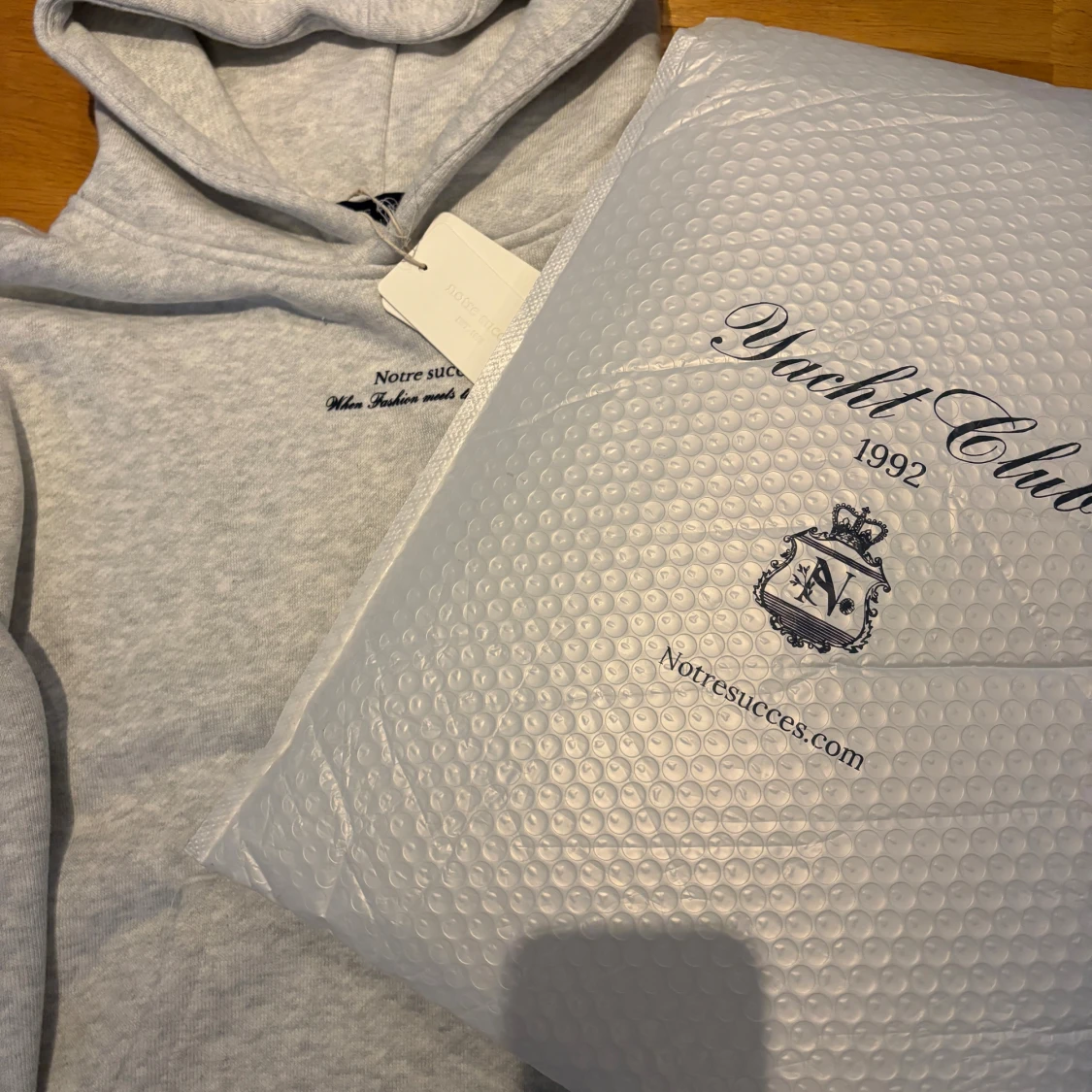 Grå hoodie från Notre Succès - 2