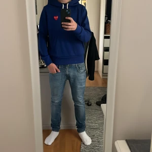 Cdg hoodie - Riktigt fet cdg hoodie i nyskick. Killen på bilden är ca 170