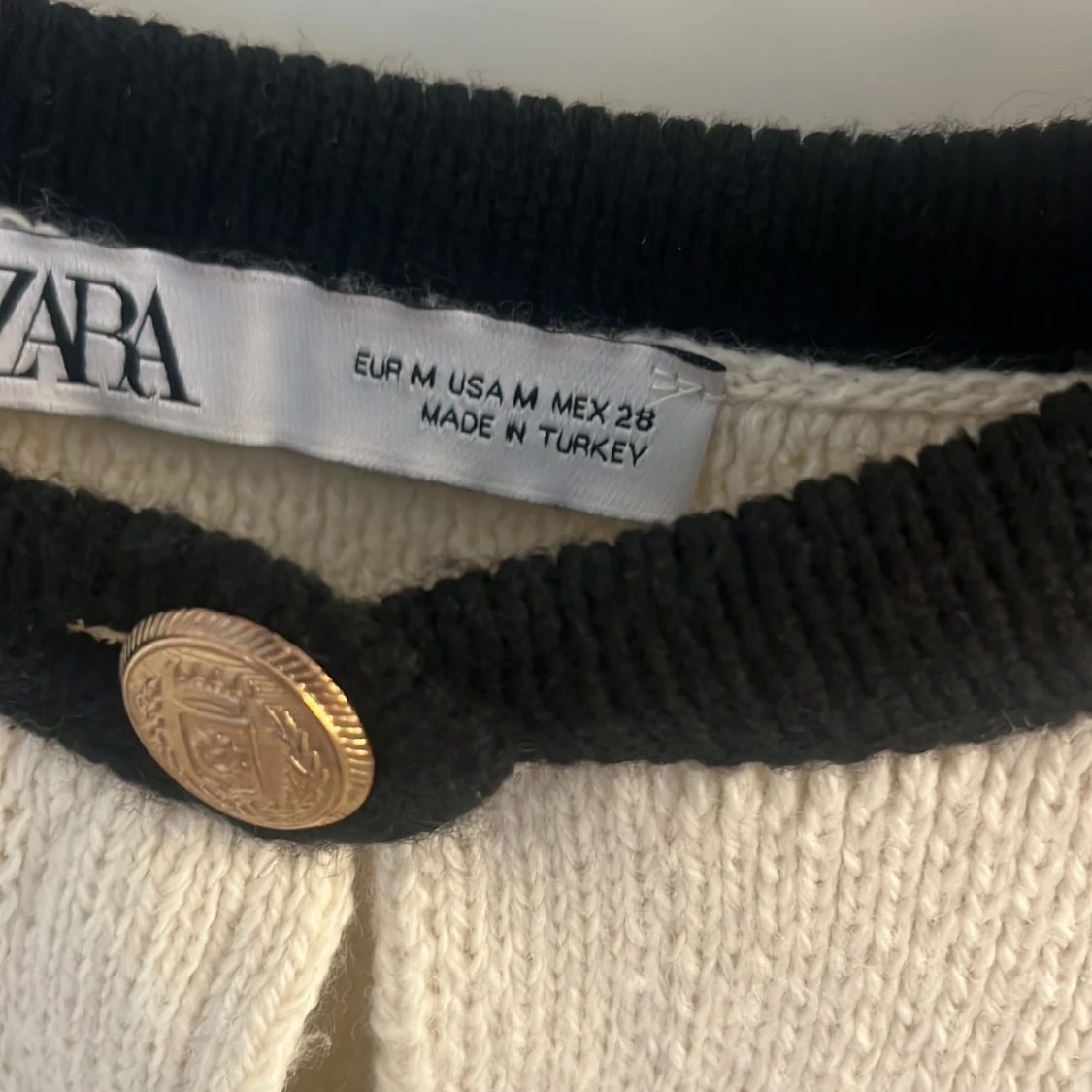 Beige kofta från Zara med svarta detaljer - 1
