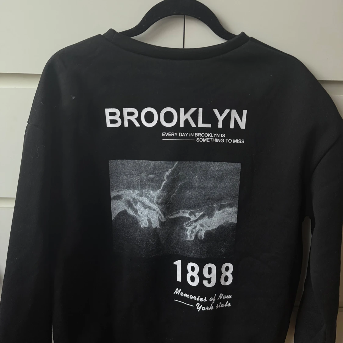 Svart sweatshirt med Brooklyn-tryck - 1