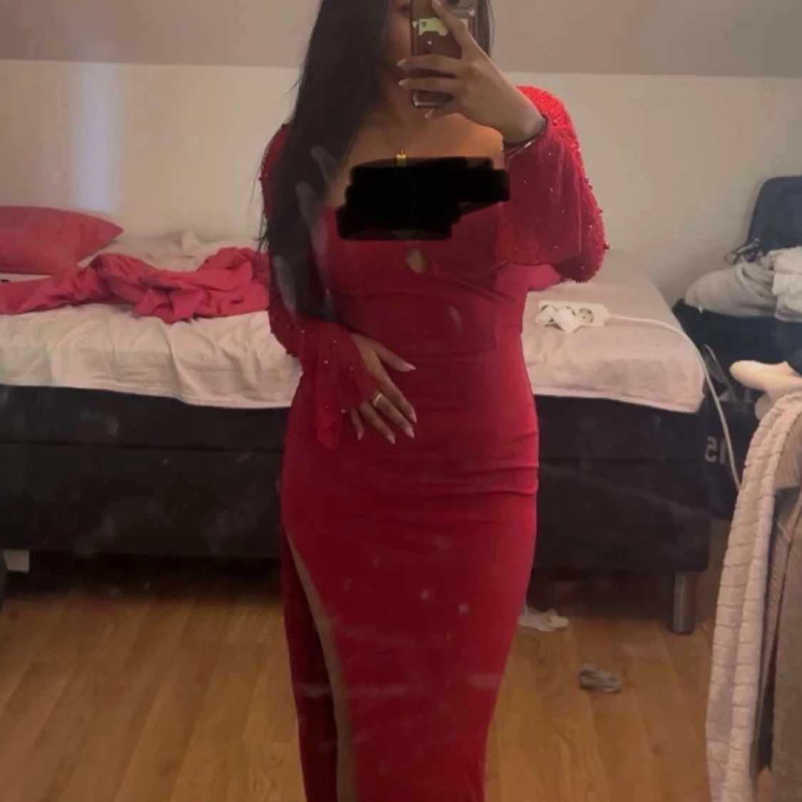 Röd långklänning med pärlade ärmar - 4