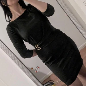 Olivgrön ribbad kortklänning med bälte - Använd en gång, färg som på bild 2!