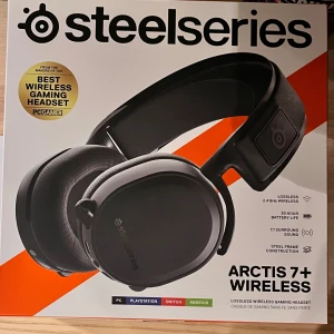 SteelSeries Arctis 7+ Wireless - Steelseries arctis 7+ trådlösa gaming hörlurar, fungerar bra utan problem, originallåda med alla sladdar och instruktioner ingår förutom laddsladden som är sönder, dock så fungerar en vanlig usb-c sladd. Några små repor men ingenting betydelsefullt.   Hörlurarna kostar ungefär 2000kr nya beroende på vart man kollar, säljer dom på grund av att jag inte har användning av dem längre.