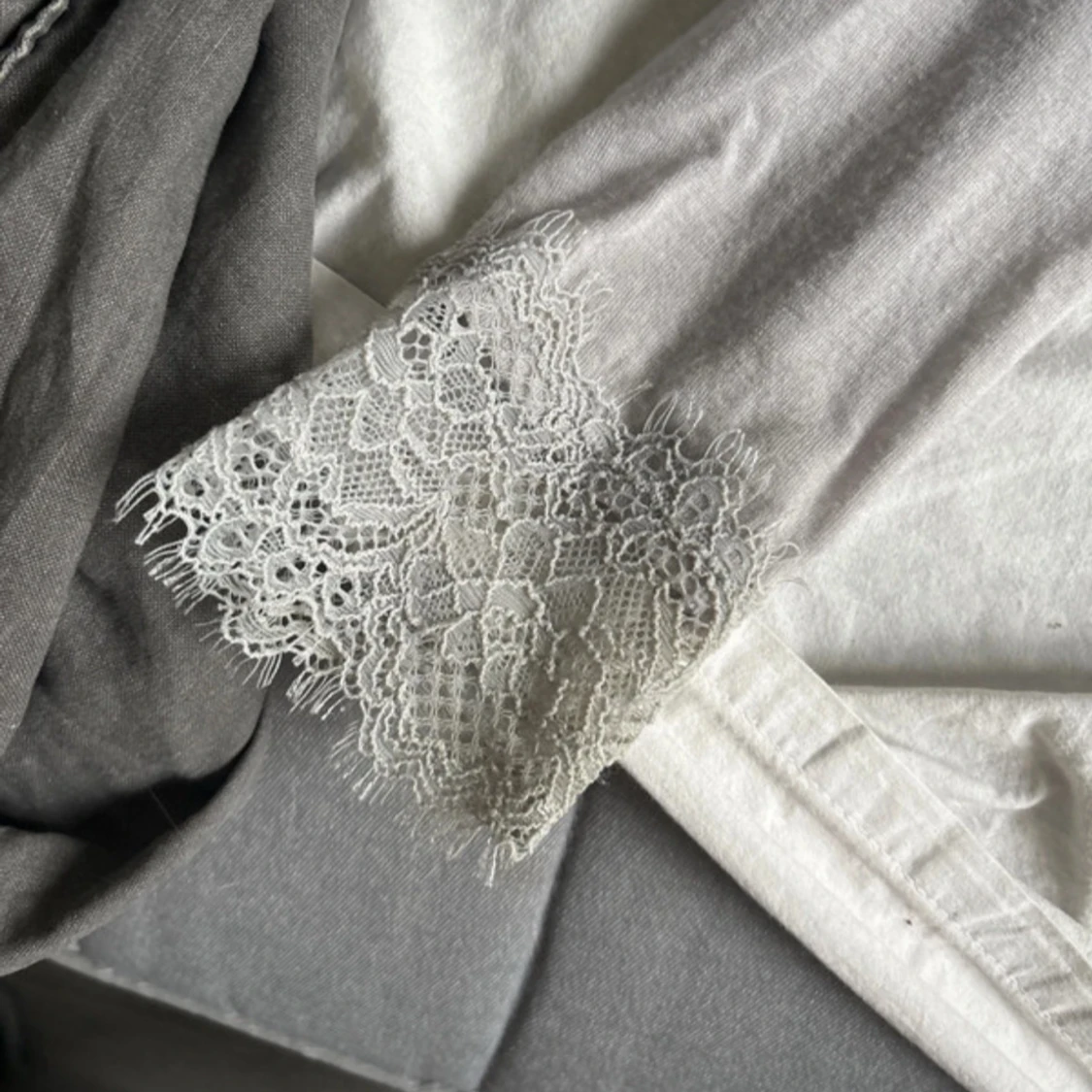 Ljusgrå spetsdetaljerad tröja Intimissimi - 2