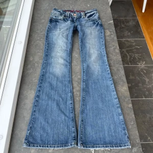 Lågmidjade jeans  - Så snygga jeans som tyvärr inte passar mig och har därför ingen bild på! Midjemått tvärsöver:39cm Midjehöjd: 20cm Inerbens längd: 82cm💕
