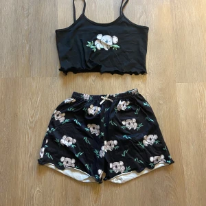 Ett fint pyjamas sett - Jag säljer ett fint pyjamas sett med koala mönster,inte mycket använd.