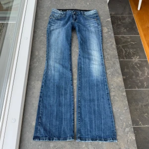 Lågmidjade jeans  - Så snygga jeans som tyvärr inte passar mig och har därför ingen bild på! Midjemått tvärsöver: 43cm  Midjehöjd: 20cm Inerbens längd: 86cm💕