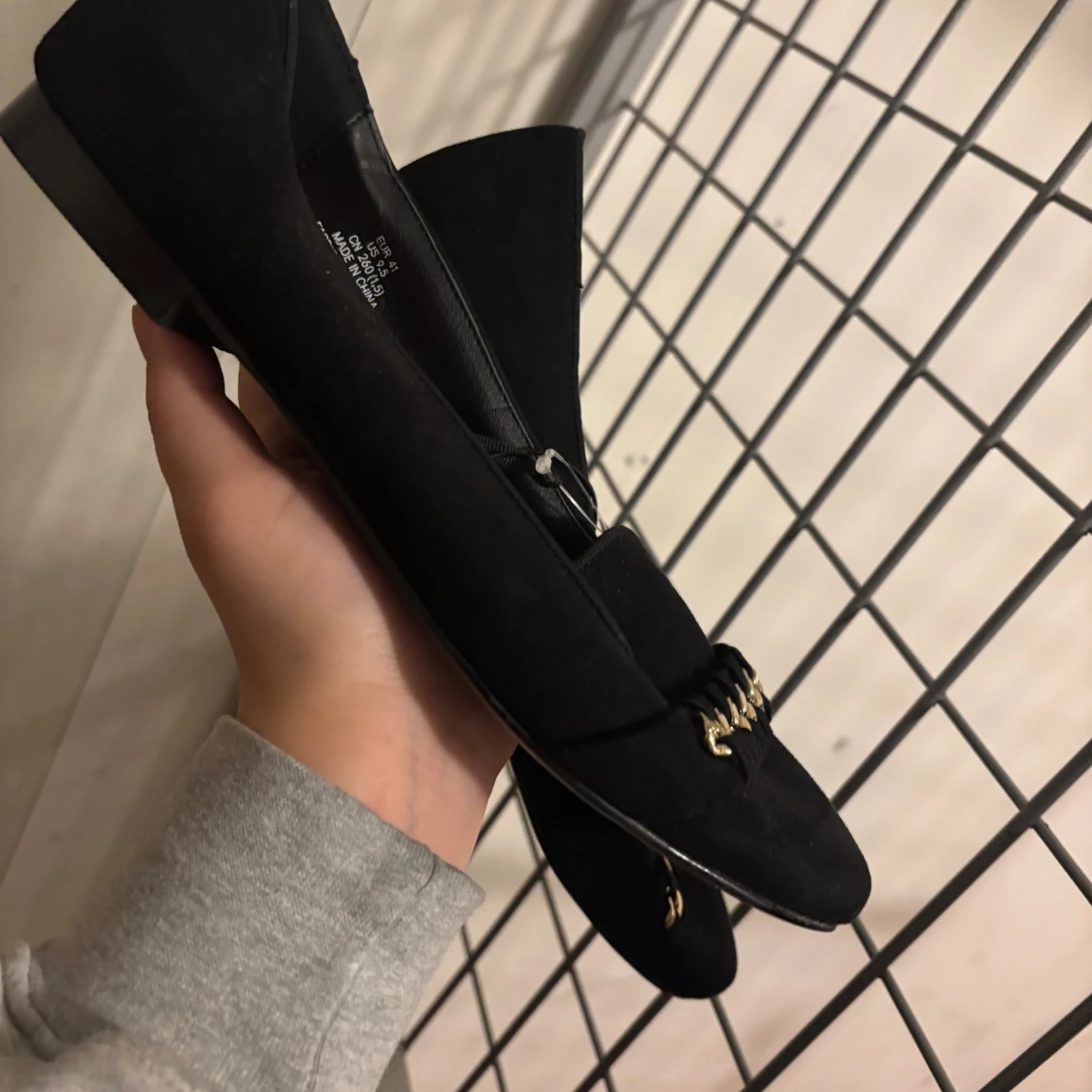 Svarta loafers med guldkedja från H&M - 1