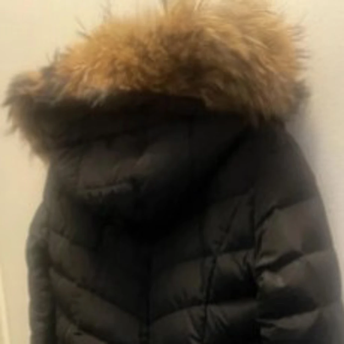 Svart lång dunjacka med fuskpäls - 2