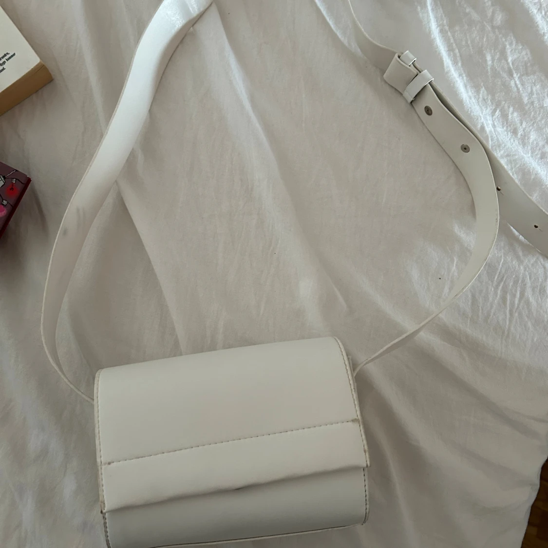 Vit axelväska i skinnimitation