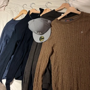 Bundle med grish kläder! - Denna bundlen innehåller 4 tröjor från lindbergh, 1 morris tröja och 1 LA keps! Har lagt ihop allt så att det blir lite billigare än om man skulle gjort en egen bundle som bara ger 20%. Totala värdet på bundeln i nypris är 4900kr. Mitt vanliga pris 1550. Ger lite extra rabatt om man köper denna alltså. Information och storlek finns på anons för enskilda produkter. Denna bundle går EJ att köpa tillsammans med en annan produkt! Pris kan diskuteras vid snabb affär och det är bara att höra av sig!🤩🤩