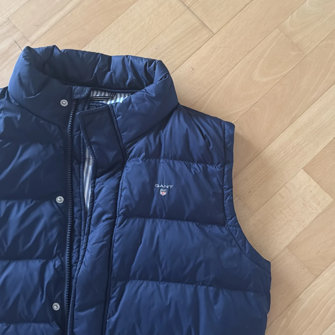 Mörkblå dunväst från GANT - 1