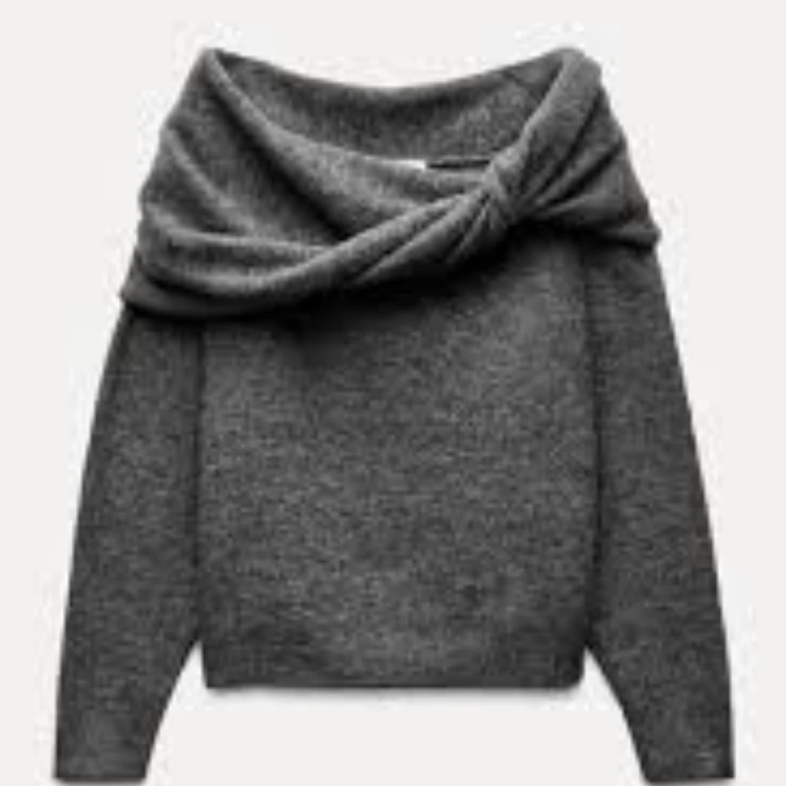 SÖKER! Grå offshoulder stickad tröja