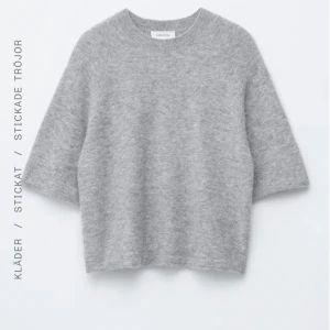 Grå stickad tröja från other stories - Stickad tröja i alpackablandning från other stories. Kostar 790 ny och har knappt används. 