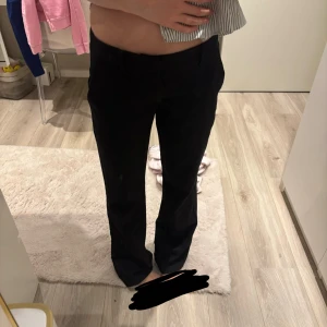 Snygga lågmidjade kostymbyxor från bik bok - Säljer snygga lågmidjade kostymbyxor från bik bok på grund av ingen användning. Använts få tal gånger så inga defekter. Passar bra till allt!! Storlek 34❤️
